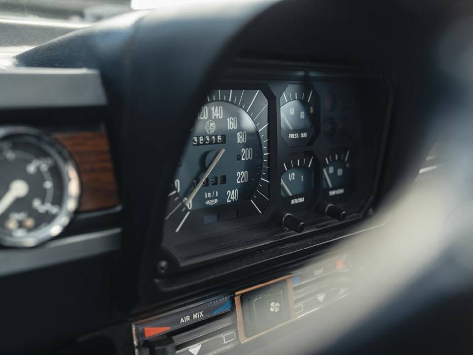Image 13/32 of Alfa Romeo Alfetta GTV 2000 (1977)