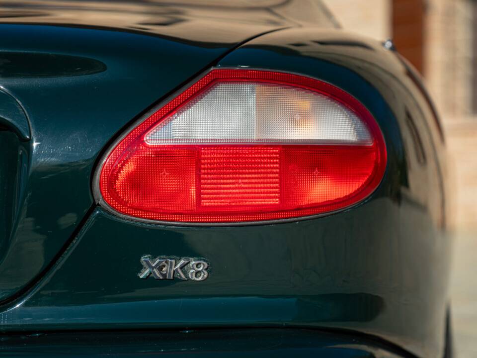 Image 11/50 de Jaguar XK8 4.0 (1998)
