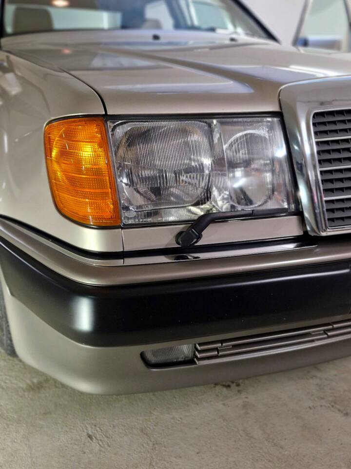 Immagine 9/20 di Mercedes-Benz 500 E (1991)
