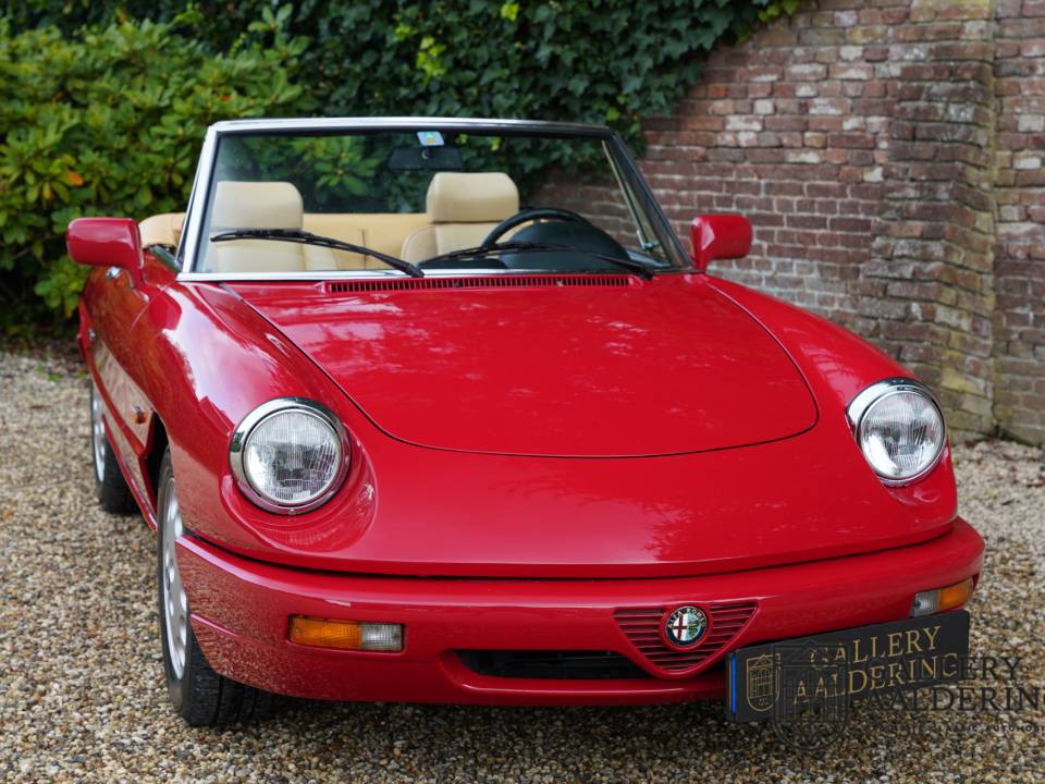 Immagine 15/50 di Alfa Romeo 2.0 Spider (1991)