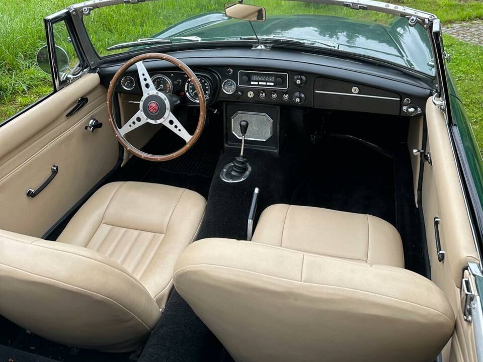 Image 7/18 of MG MGB (1965)