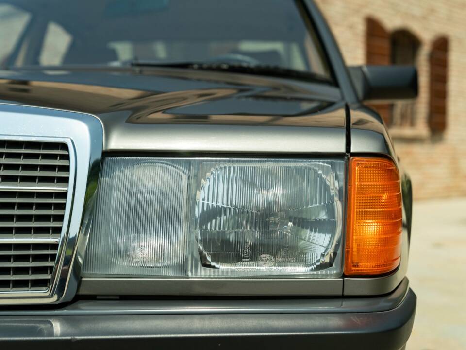 Afbeelding 29/50 van Mercedes-Benz 190 E (1987)