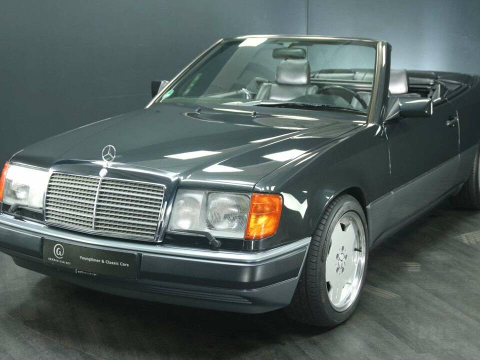 Image 1/30 de Mercedes-Benz 300 CE-24 (1993)