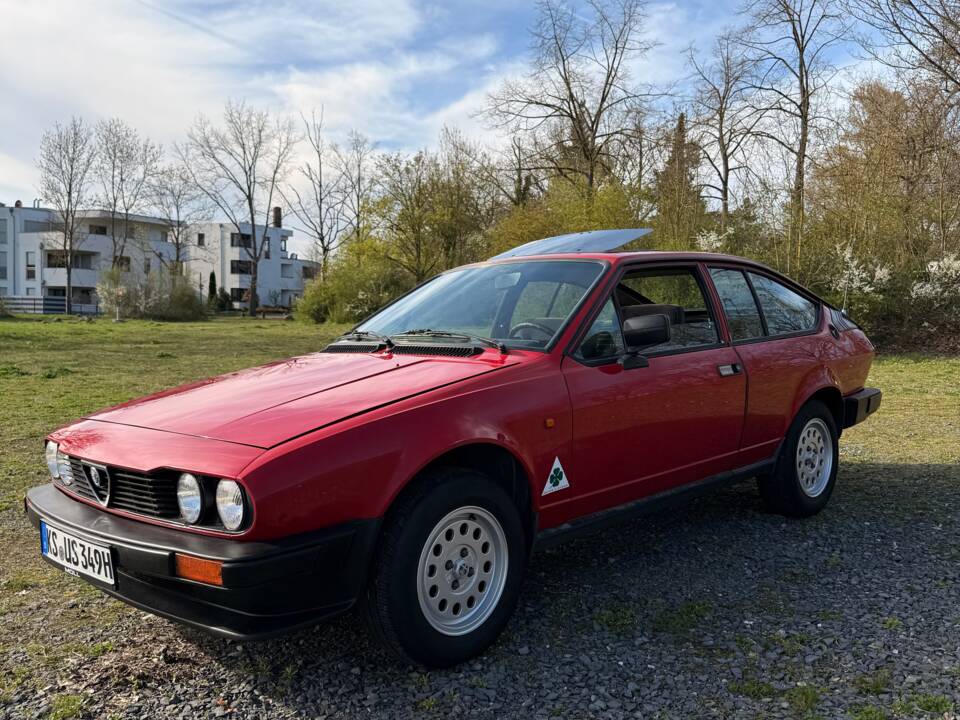 Bild 1/12 von Alfa Romeo GTV 2.0 (1983)