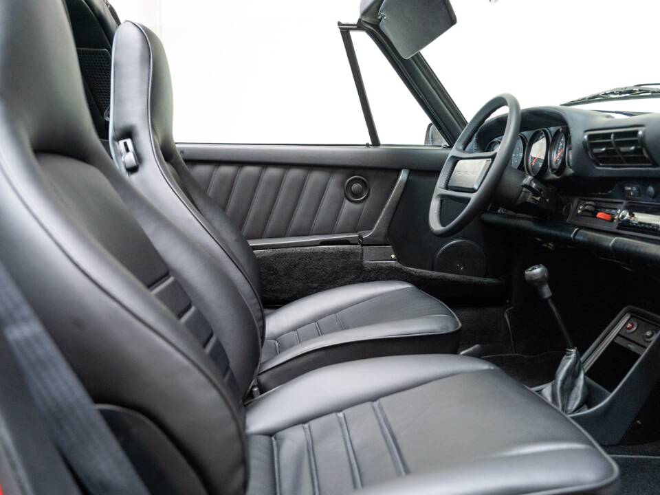 Image 14/31 of Porsche 911 Carrera 3.2 (1988)