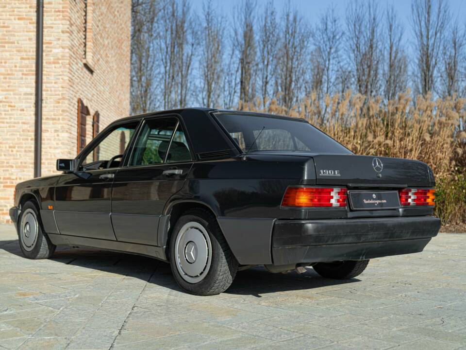 Immagine 6/45 di Mercedes-Benz 190 E (1989)