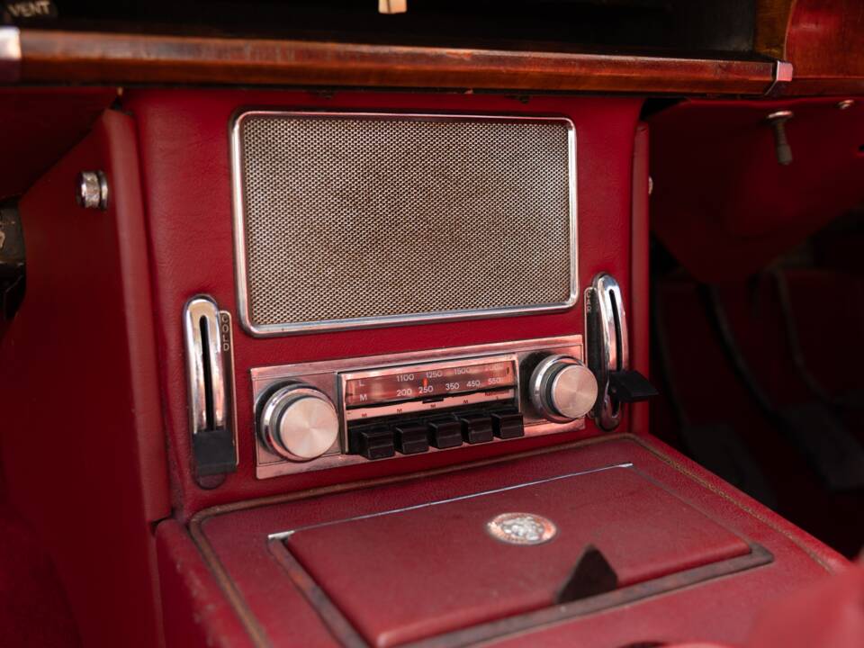Image 43/50 of Jaguar Mk II 2.4 (1967)