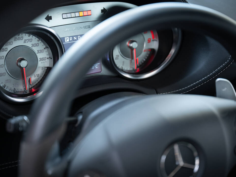 Image 10/33 of Mercedes-Benz SLS AMG (2010)