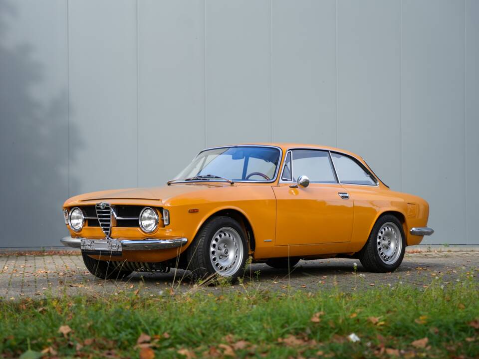 Image 4/38 of Alfa Romeo Giulia GT 1300 Junior (1968)