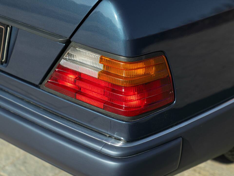 Immagine 17/50 di Mercedes-Benz 200 CE (1992)