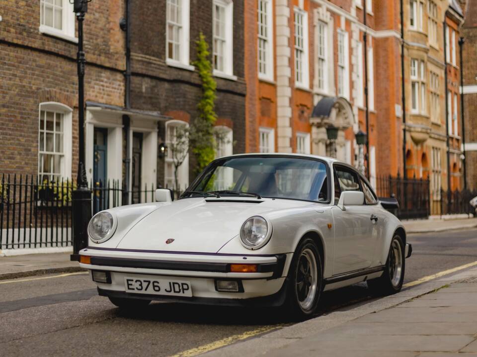 Image 1/33 of Porsche 911 Carrera 3.2 (1988)