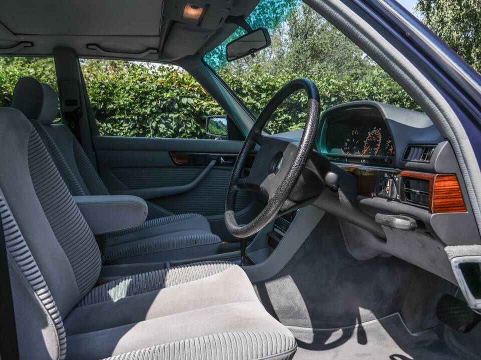 Immagine 4/44 di Mercedes-Benz 500 SE (1985)