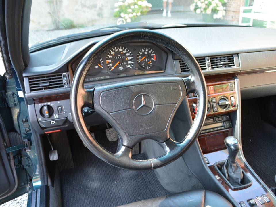 Immagine 11/15 di Mercedes-Benz E 220 (1996)