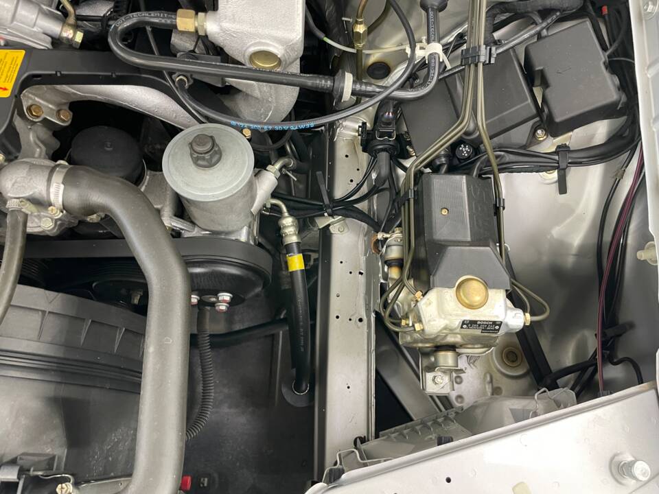 Immagine 21/32 di Mercedes-Benz E 200 (1994)