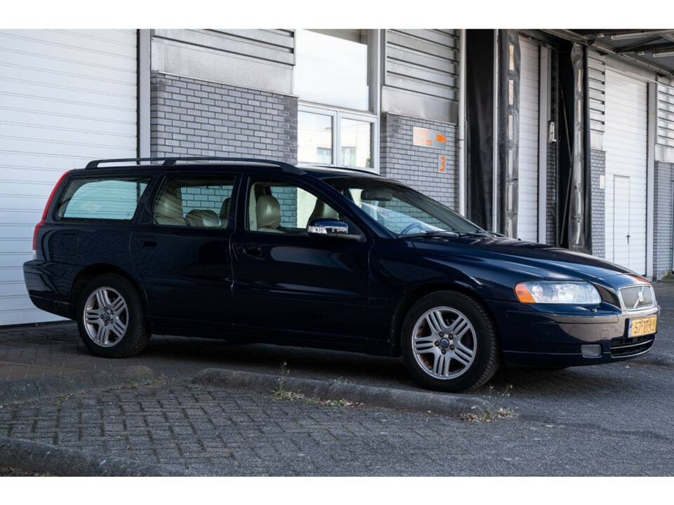 Image 17/43 of Volvo V 70 2.4 (2007)