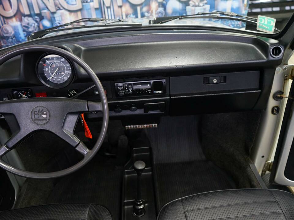 Immagine 21/31 di Volkswagen Käfer 1303 LS (1979)
