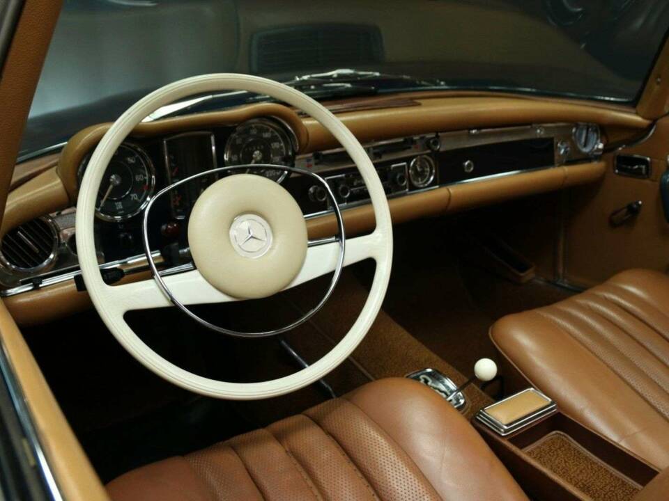 Image 13/30 of Mercedes-Benz 280 SL (1968)