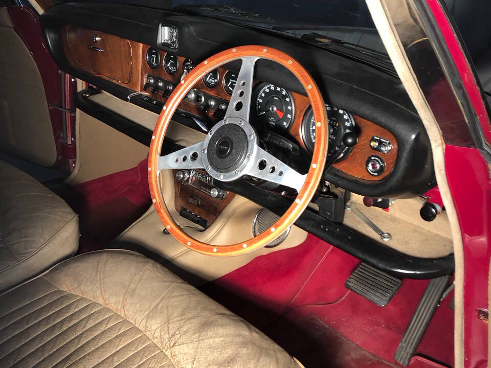 Image 9/22 of Daimler Sovereign 4.2 (1969)