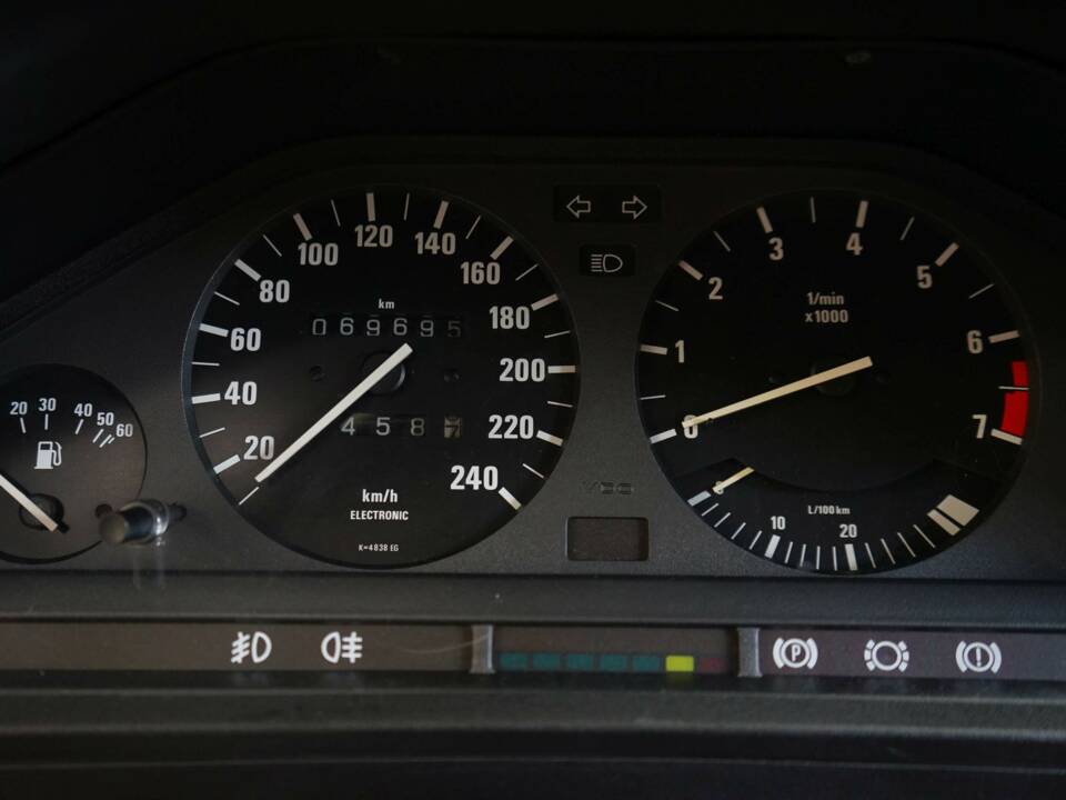 Afbeelding 22/25 van BMW 320i (1988)