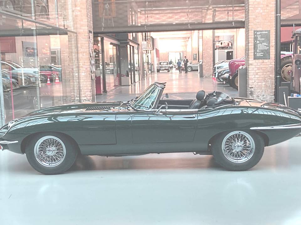 Image 8/29 of Jaguar E-Type (1969)