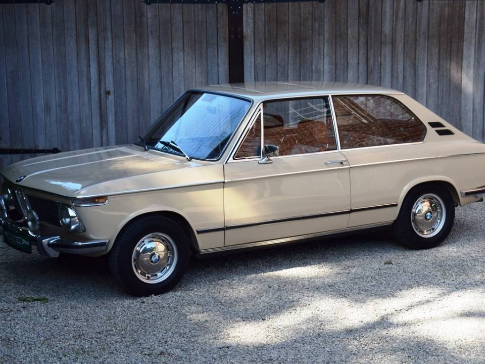 Image 2/26 of BMW Touring 2000 tii (1971)
