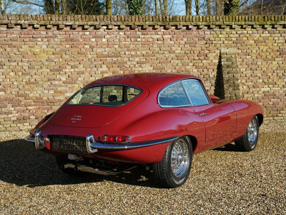 Image 41/50 de Jaguar E-Type (1968)