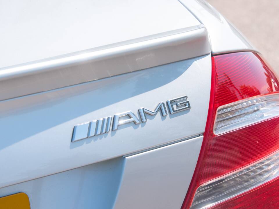 Image 38/50 of Mercedes-Benz CLK 55 AMG (2003)