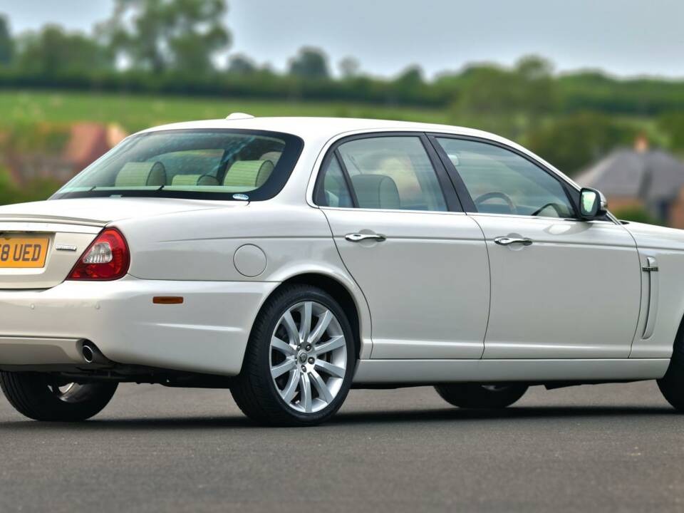 Image 8/50 of Jaguar XJ 8 4.2 (2008)