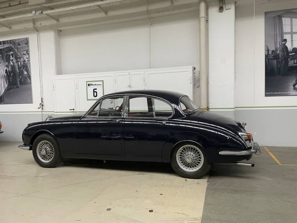 Image 4/22 of Jaguar 240 (1968)