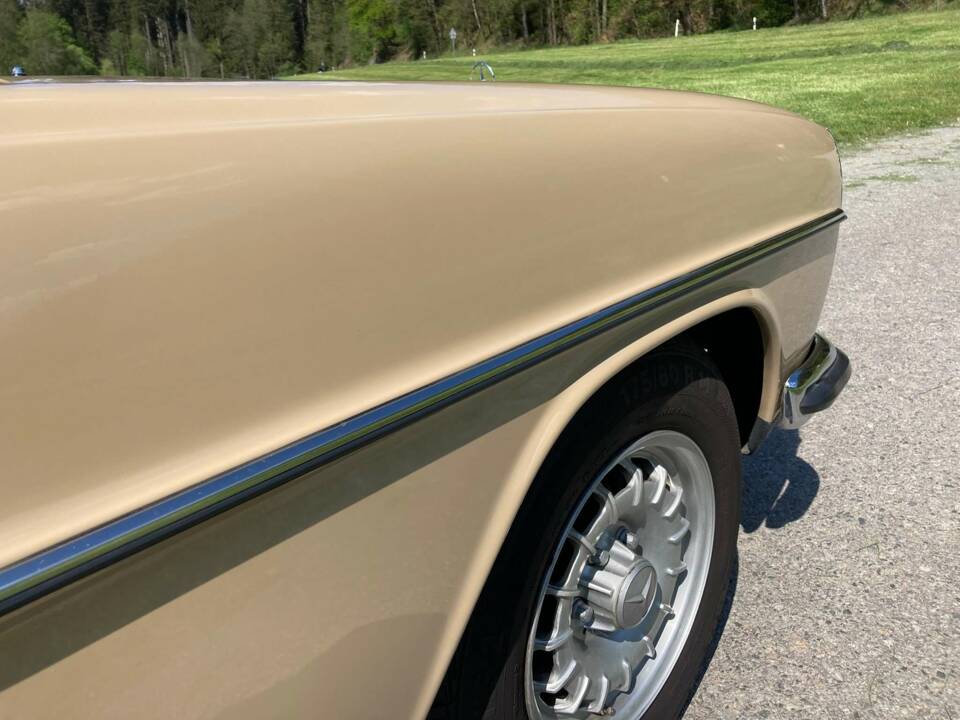 Image 16/49 de Mercedes-Benz 230&#x2F;4 (1974)