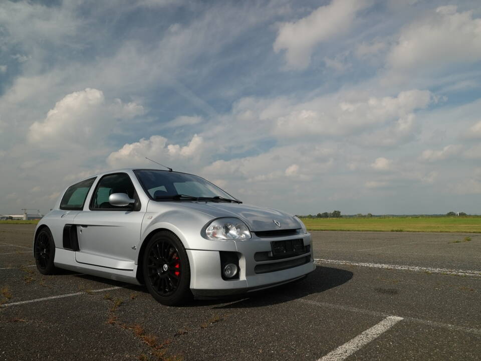 Bild 6/27 von Renault Clio II V6 (2001)