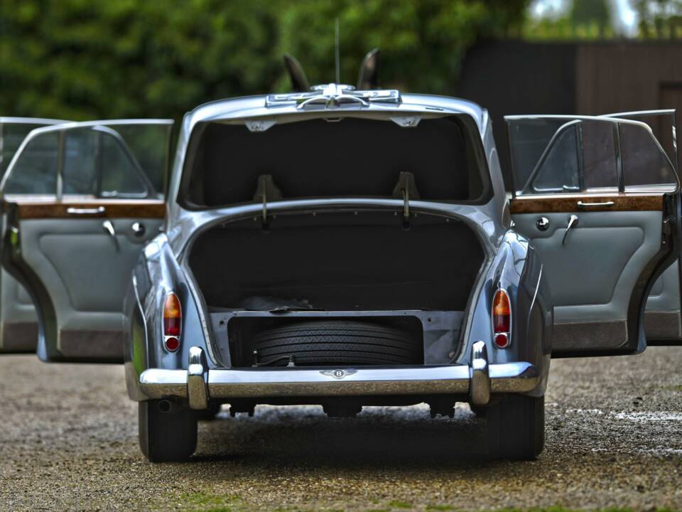 Image 20/50 of Bentley S 3 (1964)