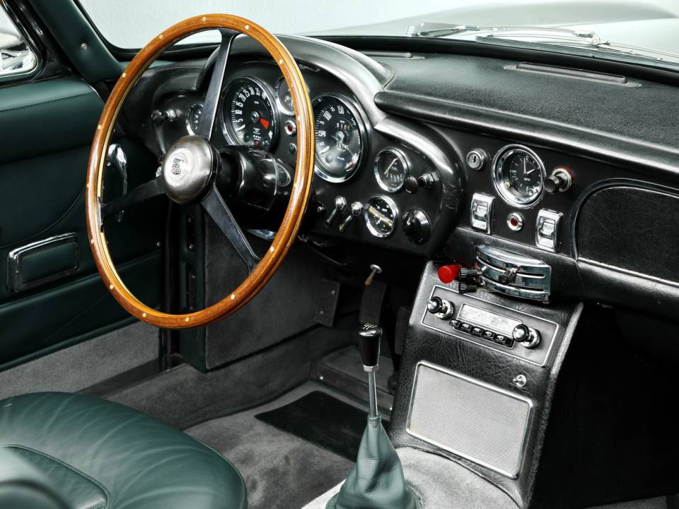 Imagen 17/24 de Aston Martin DB 6 Vantage Volante (1967)