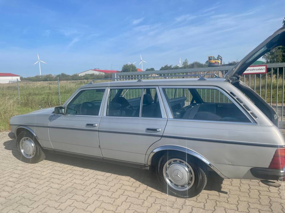 Image 6/19 de Mercedes-Benz 230 TE (1981)