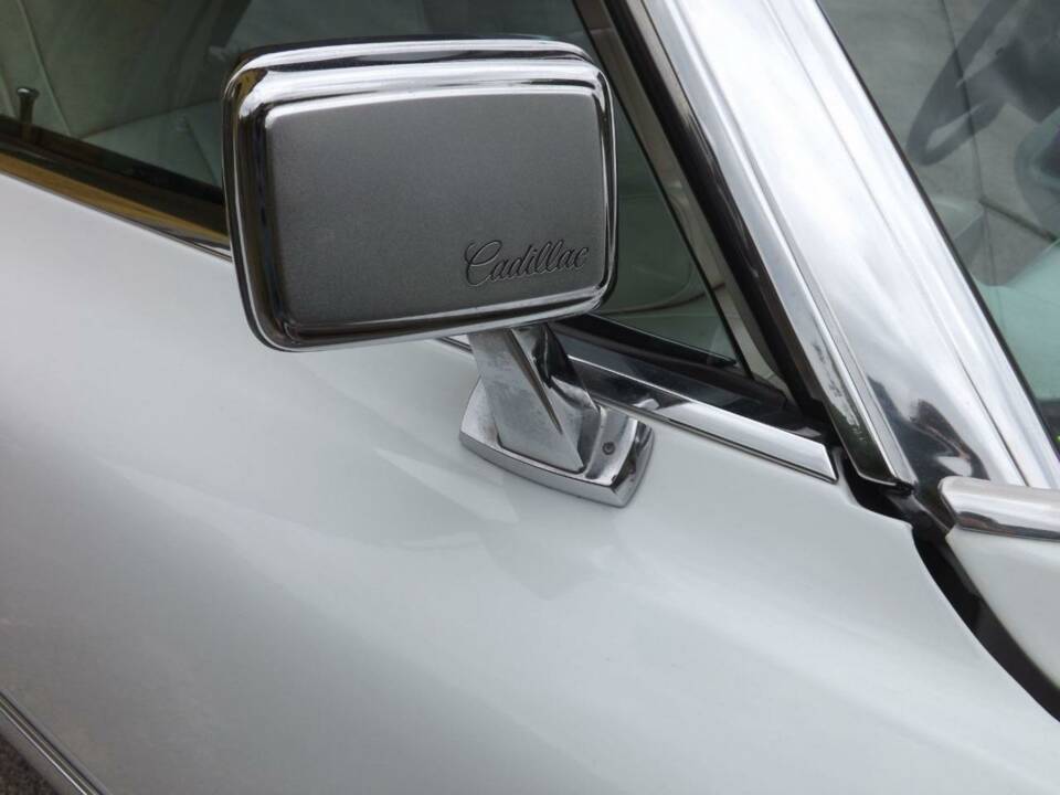 Image 43/50 of Cadillac DeVille Convertible (1969)