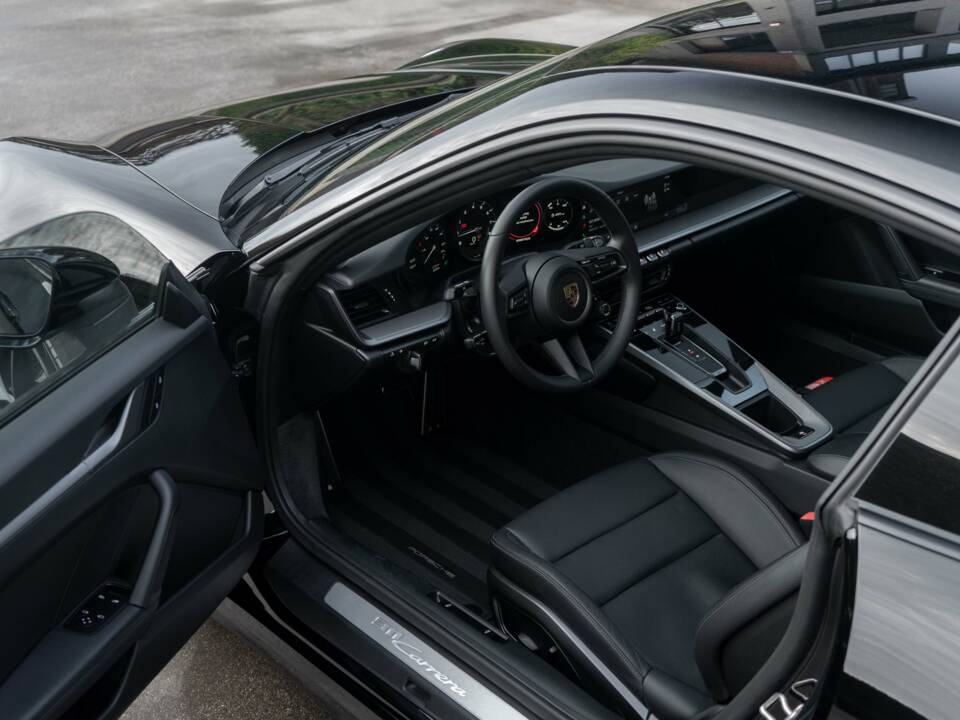 Image 13/30 of Porsche 911 Carrera (2022)