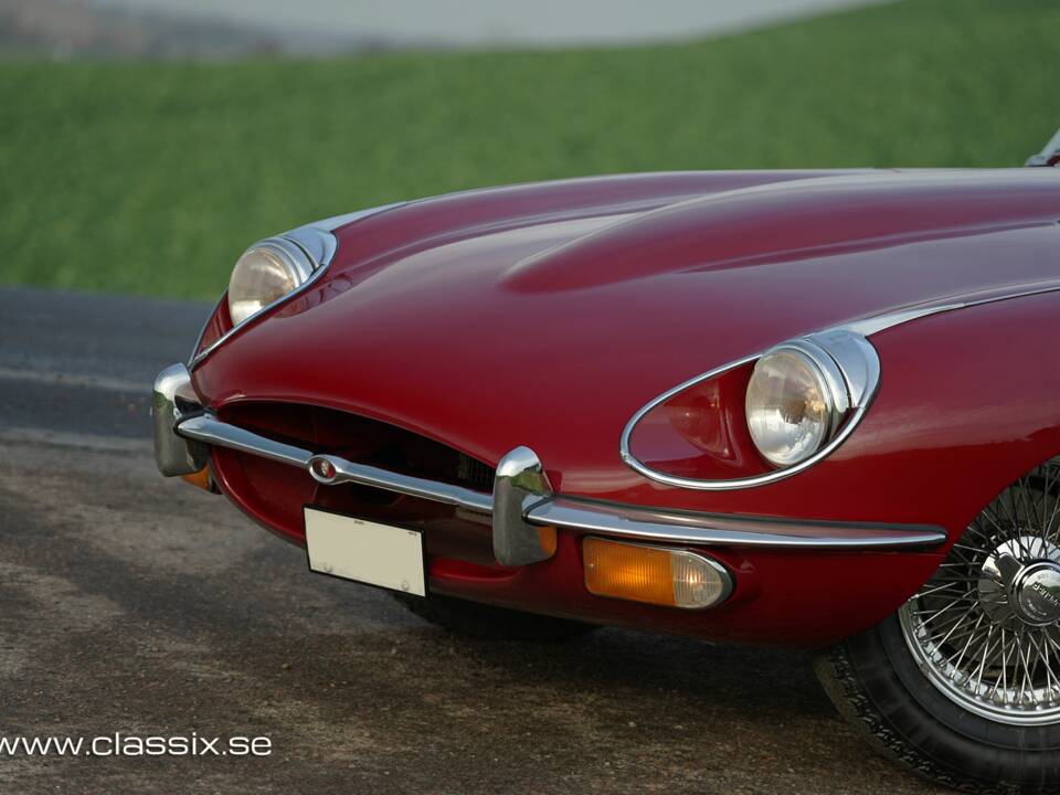 Image 15/17 of Jaguar E-Type (1970)