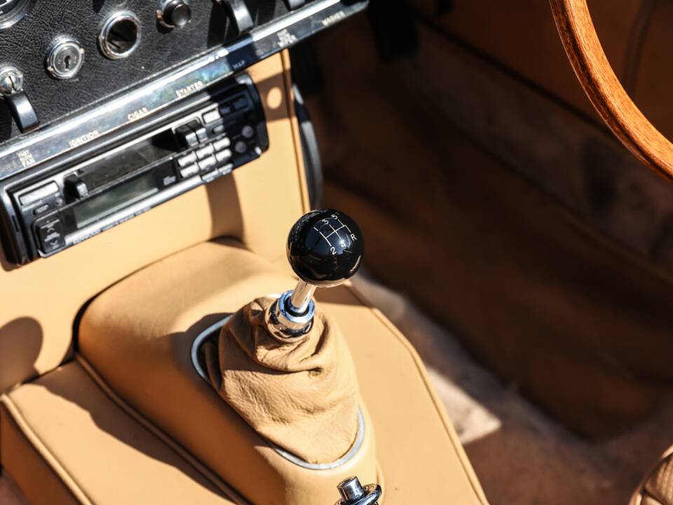 Image 7/27 of Jaguar E-Type (1968)