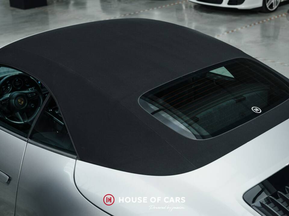 Image 14/25 of Porsche 911 Carrera (2023)