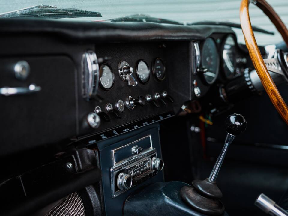 Image 32/46 of Jaguar E-Type (2+2) (1966)