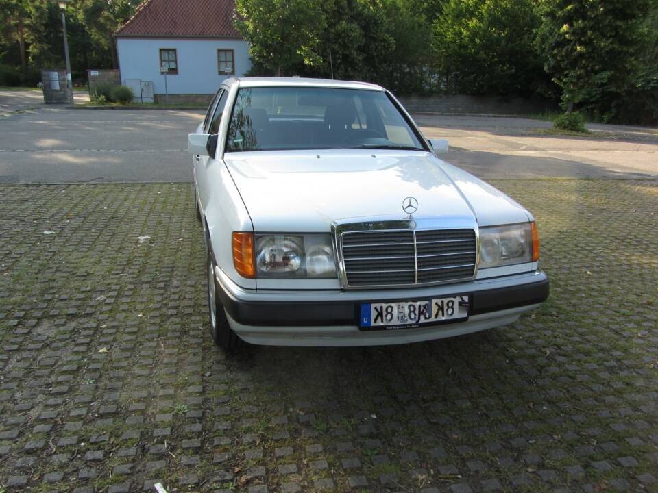 Immagine 8/19 di Mercedes-Benz 260 E (1990)