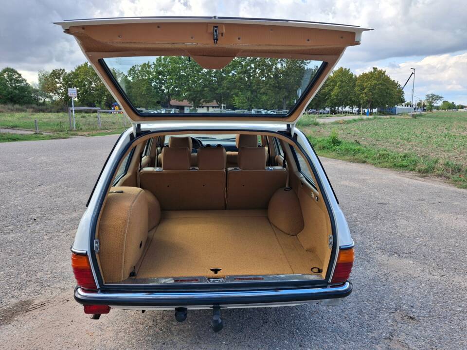 Image 13/20 of Mercedes-Benz 200 T (1983)