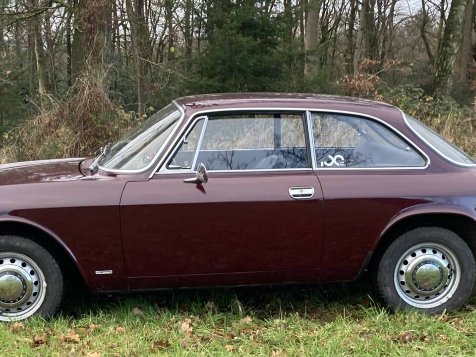 Image 4/15 of Alfa Romeo Giulia GT 1300 Junior (1971)