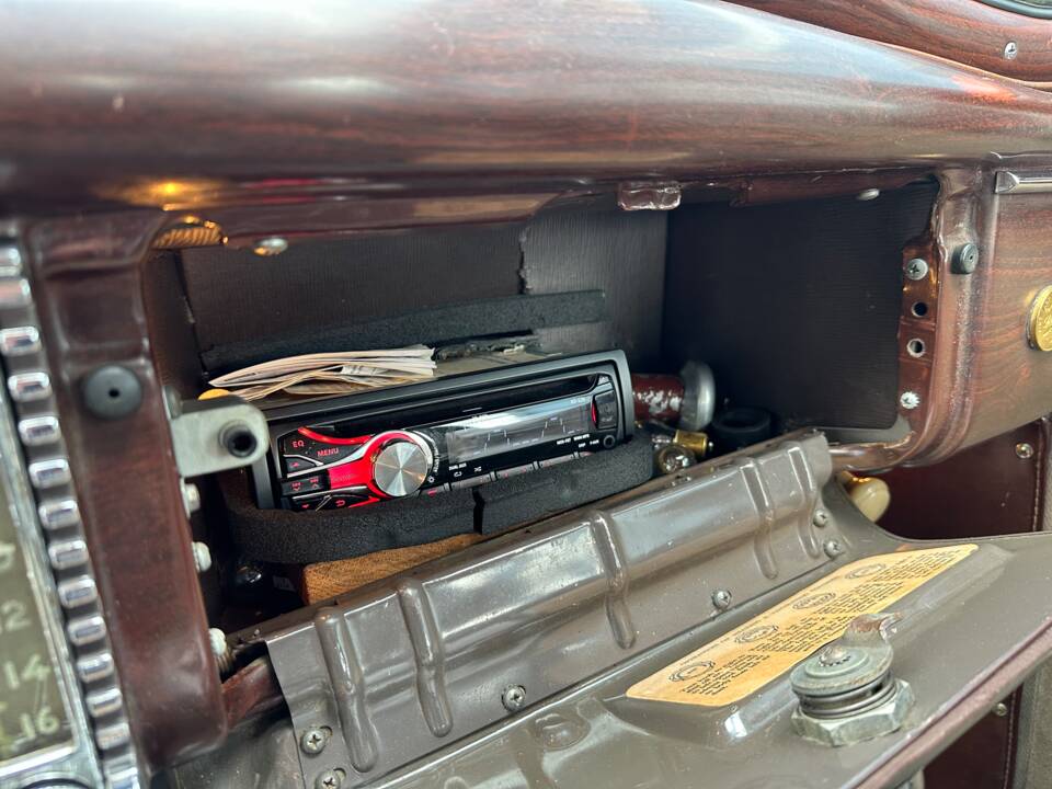 Image 21/82 of Packard Deluxe (1950)