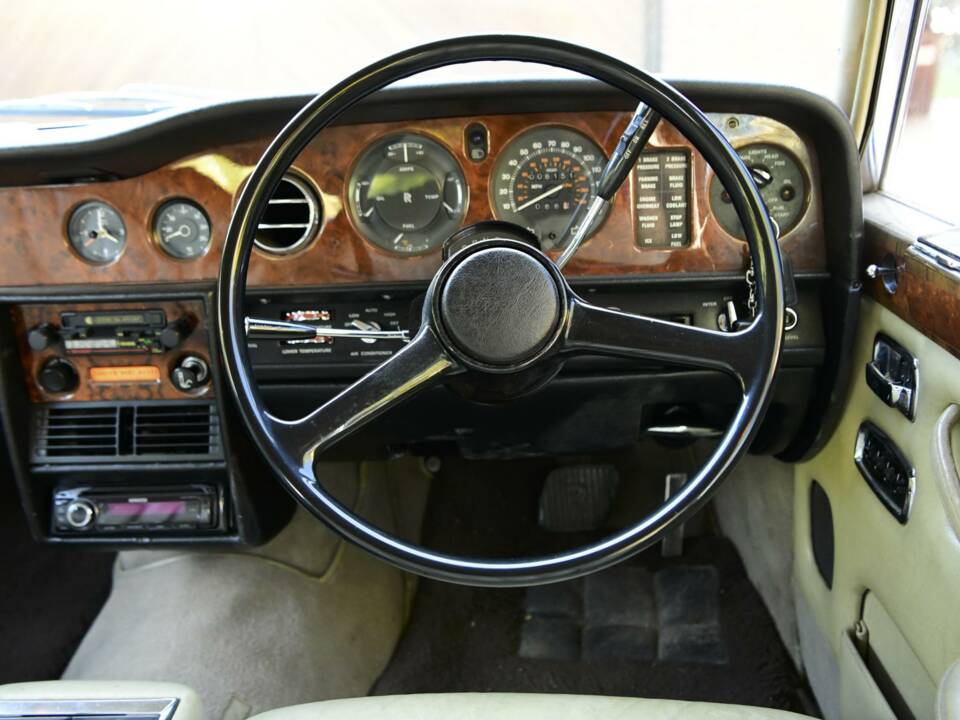 Image 25/50 of Rolls-Royce Silver Shadow II (1977)