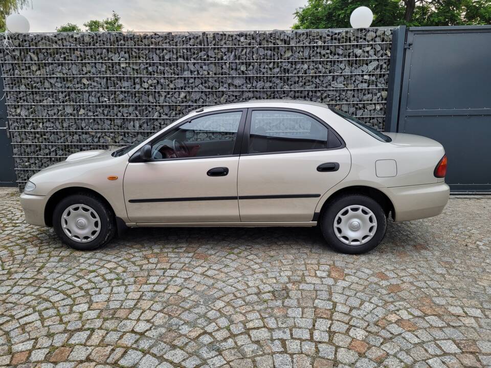 Image 3/4 de Mazda 323S 1.7 Turbodiesel (1995)