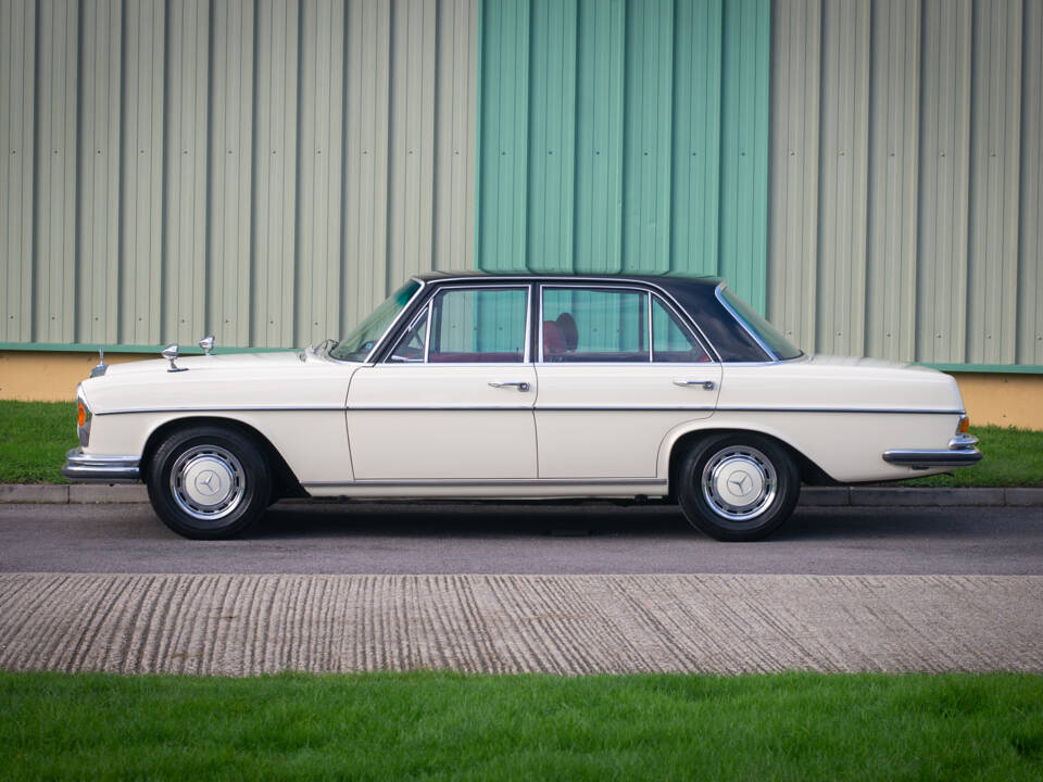 Image 3/34 de Mercedes-Benz 280 SE (1969)