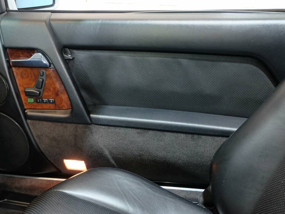 Image 16/51 of Mercedes-Benz 500 SL (1992)