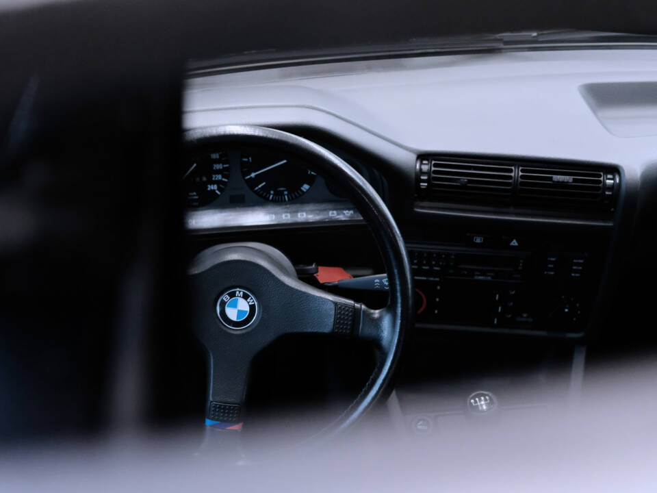 Image 17/22 of BMW 325i (1988)