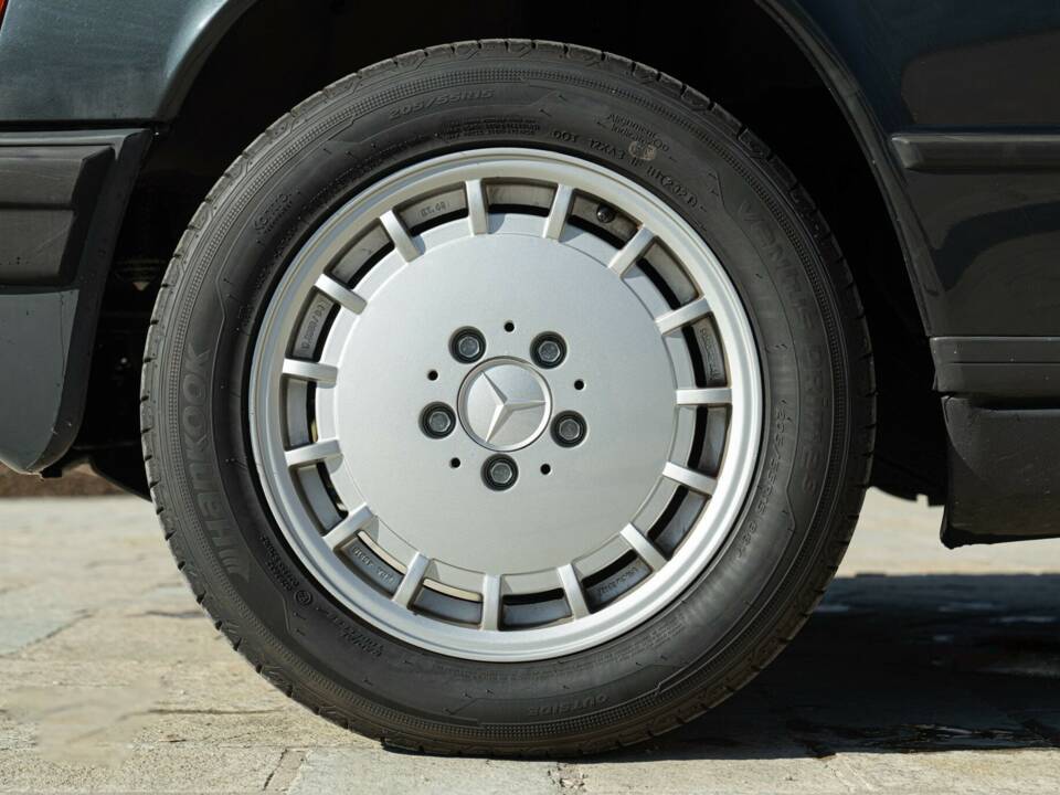 Imagen 17/50 de Mercedes-Benz 190 E (1988)